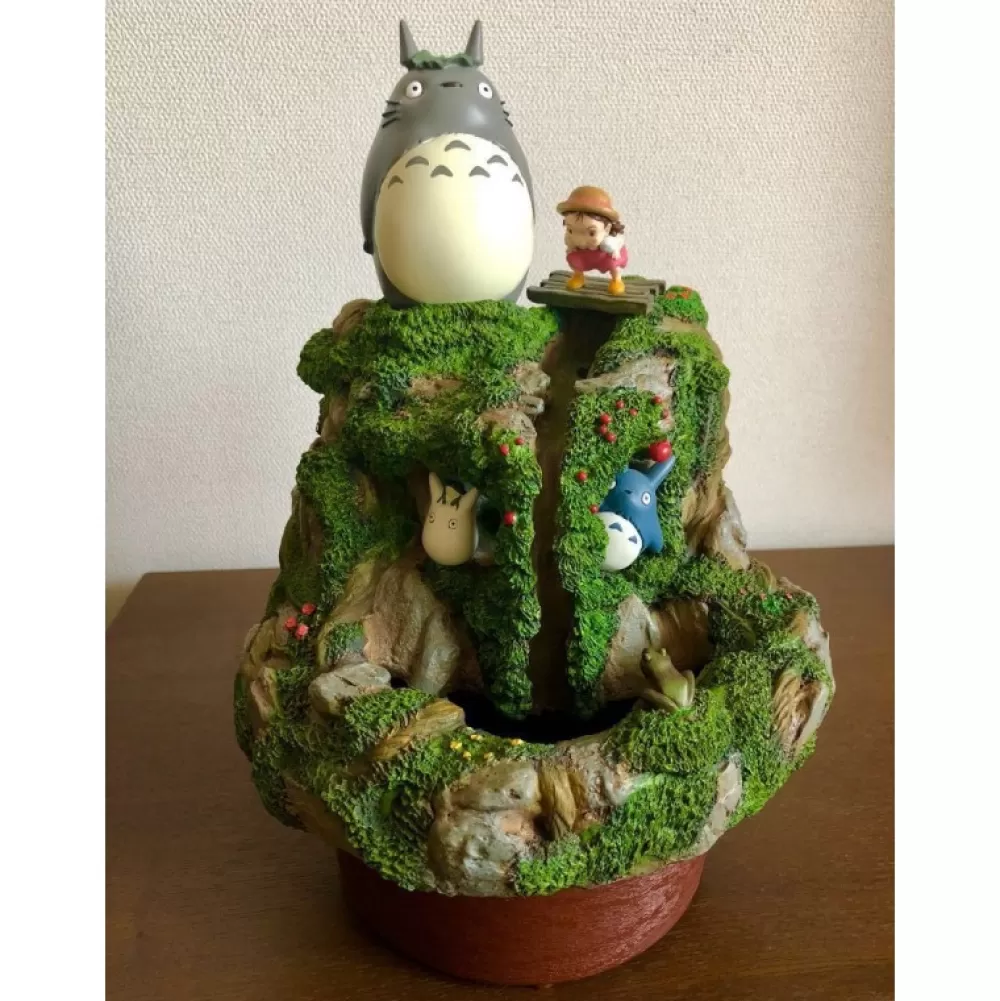 Cheap Diorama Totoro & Mei Jouent Dans La Riviere - Mon Voisin Totoro Décoration